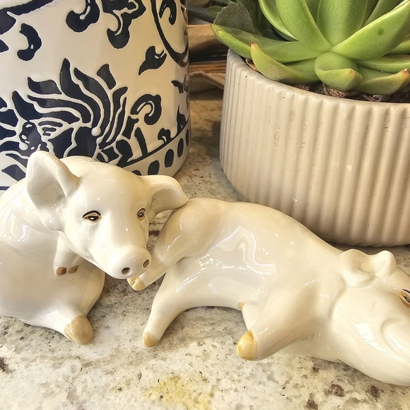 Fitz & Floyd White Ceramic Pig Figurines Salt & Pepper Shakers - Picture 7 of 9